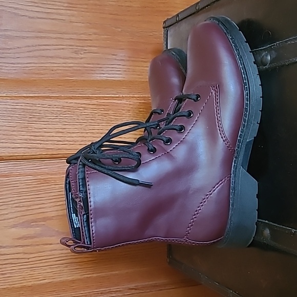 TIME TRU Women Combat Boot, size 8.5, Burgundy - Picture 3 of 8